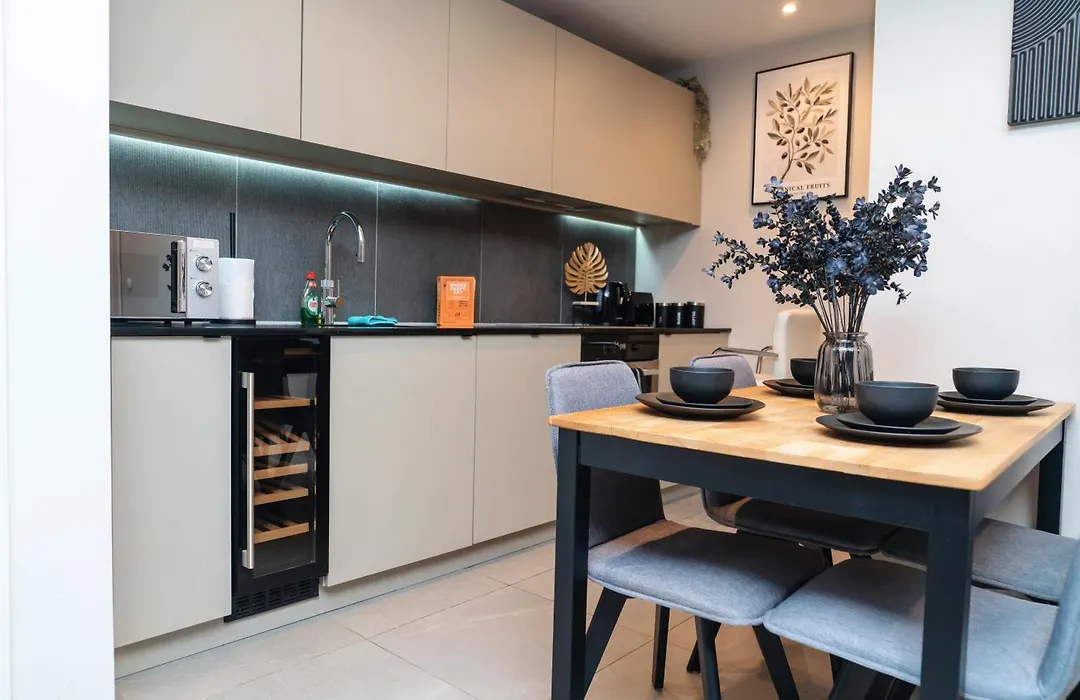 Stylish 2Bed Deansgate Apartment Balcony & City Views-1