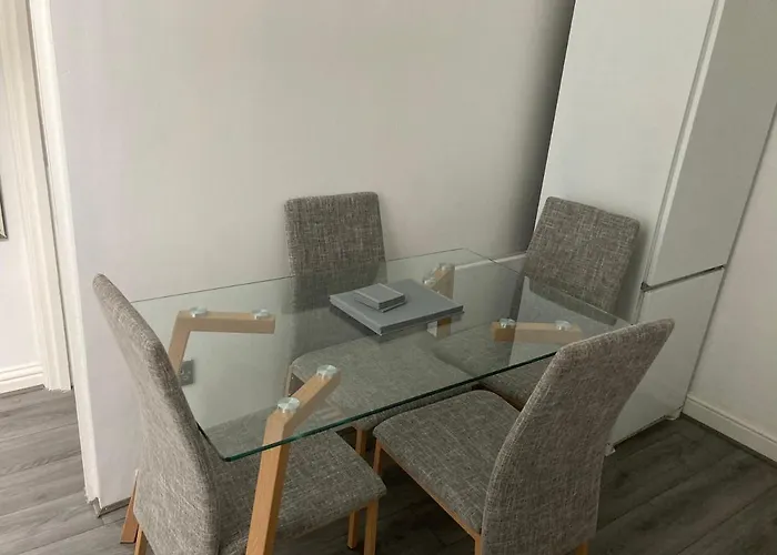 City-Centre With Dedicated Workspace, Sleeps 4